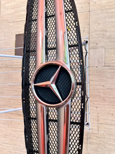 GRADE FRONTAL COM SÍMBOLO MERCEDES GLA200 ano 2015.