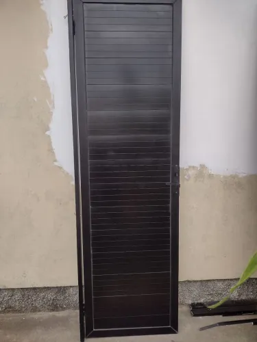 Portas de alumínio em veneziana preta 0,70×2,10
