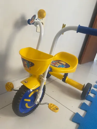Triciclo infantil menino