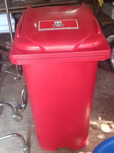 lixeira com. tampa 360 e 200 litros