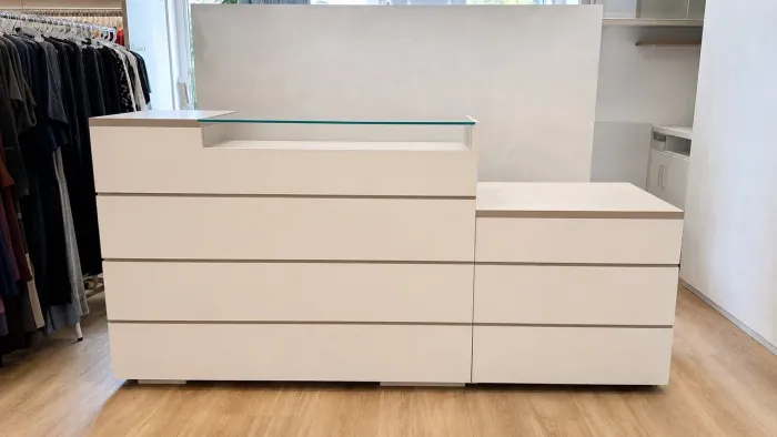 Balcão Comercial Planejado com Vitrine de Vidro e Balcão Auxiliar - Excelente Estado