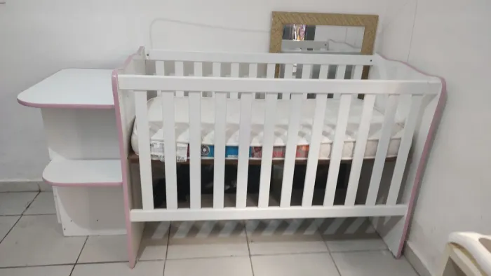 Vendo berço branco com cômoda acoplada e colchão 