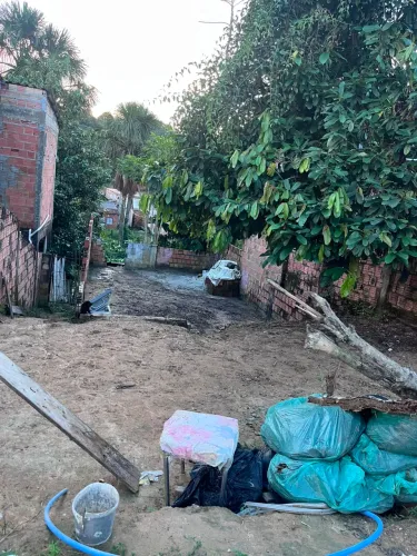 Vendo terreno com construção. 