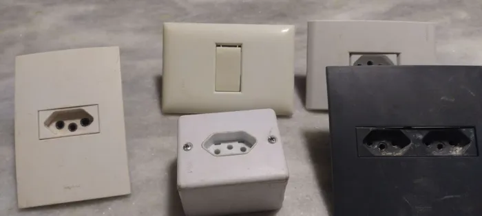 Conjunto de tomadas e interruptores diversos usados 