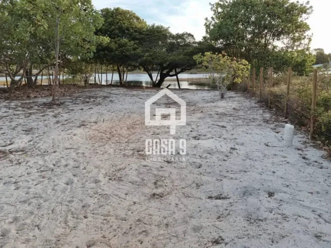 Terreno plano com 800 m² a venda fundo de lagoa no condomínio Águas de Sauipe em Porto de