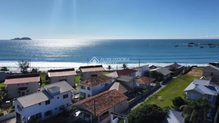 Terreno com casa beira mar