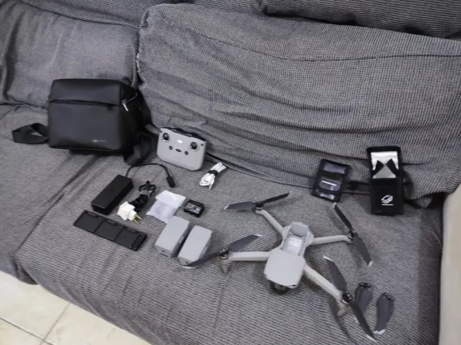 Drone DJI Mavic Air 2 Fly More Combo em cinza.