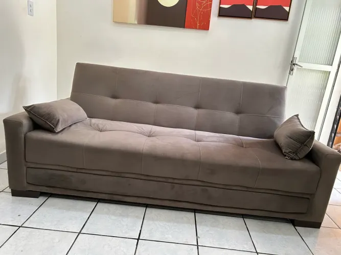 Sofá 3 lugares revestido em veludo