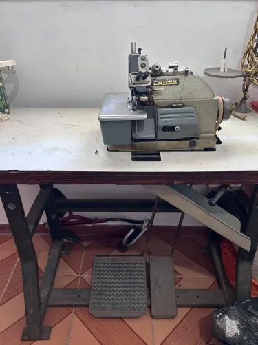 Máquina de costura profissional