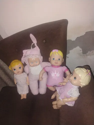 Vendo quatro bonecas
