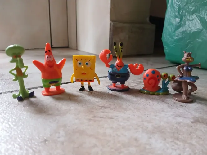 Fenda do biquíni e personagens do Bob esponja
