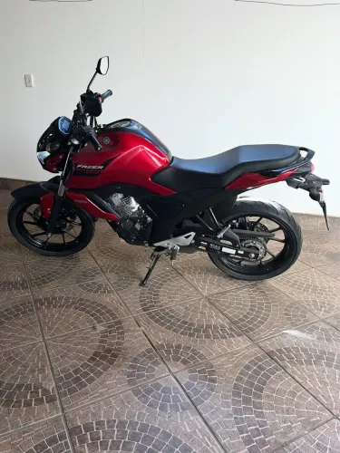 FZ 15 vermelha 2024
