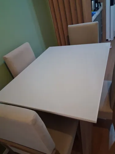 Mesa charmosa e confortável