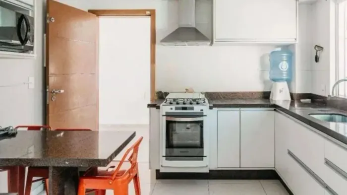 Casa de 3 dormitórios à venda na Agronômica