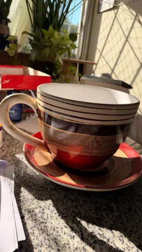 Jarro de mesa em formato de xícara