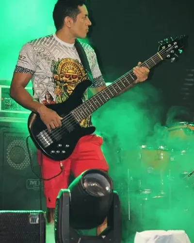 Contrabaixo tagima Millenium 6 cordas