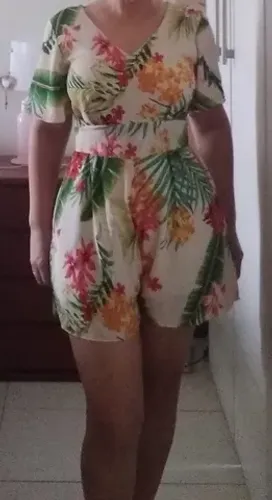 Macaquinhos e vestido seminovos Cada macaquinho custa 24 reais O vestido preto custa 32 re