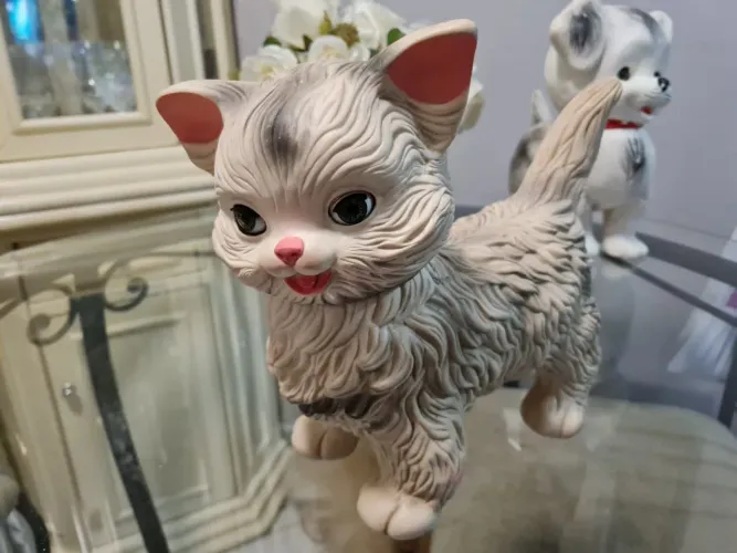 Lindo gatinho, fabricado em 1960 pela Edward Mobley Company, altamente colecionavel.