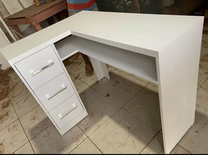 Mesa de manicure em L 