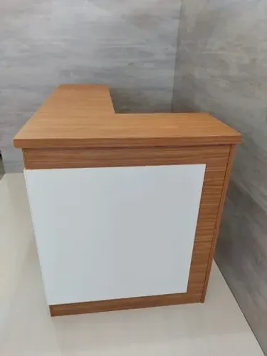 Balcão para recepçãp lana atendimento em pé amadeirado com branco