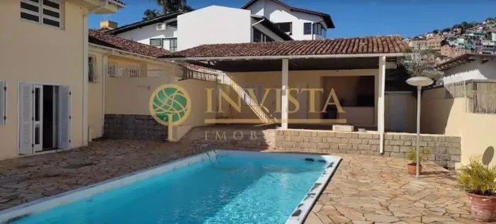 Casa com piscina no bairro Agronômica, em Florianópolis/SC.