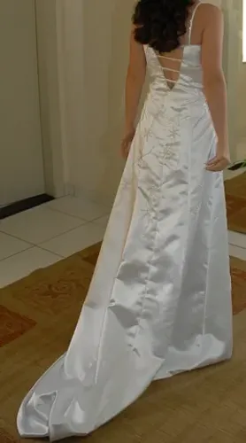 Vestido branco de noiva bordado semi novo