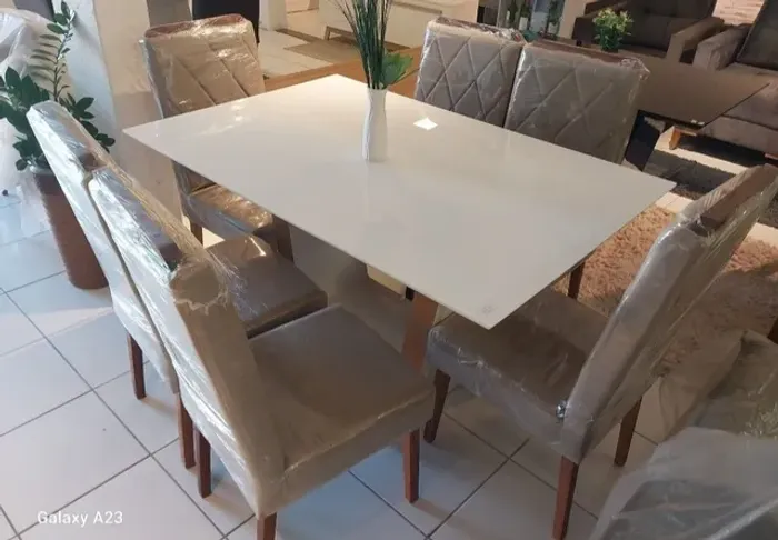 Conjunto Mesa Laqueada com 6 Cadeiras