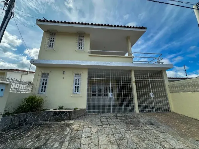 Casa espaçosa e excelente, 4 quartos, sendo 2 suítes, em Gruta de Lourdes, Maceió