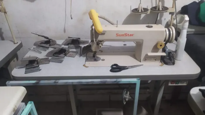 Máquina de Costura Reta de jeans
