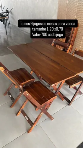Jogo de mesa e cadeira de madeira