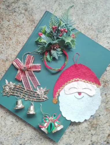 Kit com 4 enfeites natalinos- Arranjo, Sinos e Noel