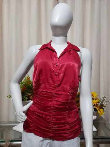 Blusa vermelha com detalhe franzido