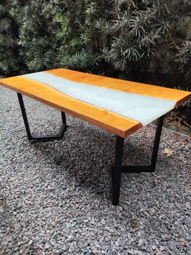 Mesa de jantar com resina epóxi