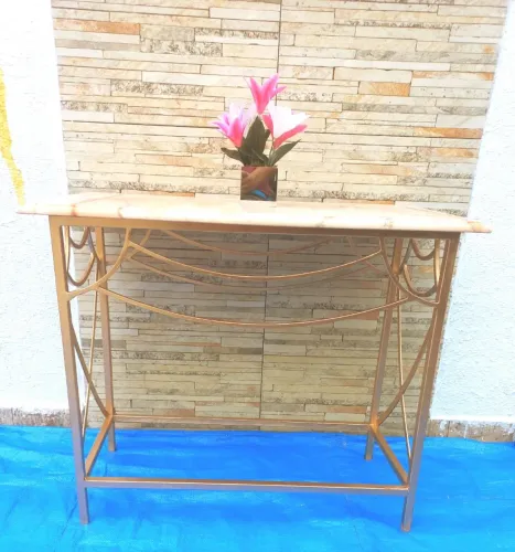 Lindo Aparador de Ferro Reforçado na cor Dourada, com Tampo de Mármore Rosa (Raridade).