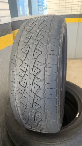 2 Pneus 225/60/18 originais excelentes para Carros e Utilitários! O Novo custa 900,00
