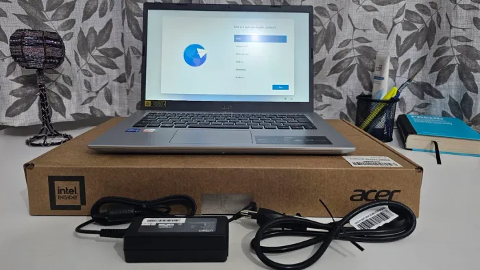 Notebook ACER aspire, com processador Intel Core i5,  8 GB de RAM e SSD de GB. 