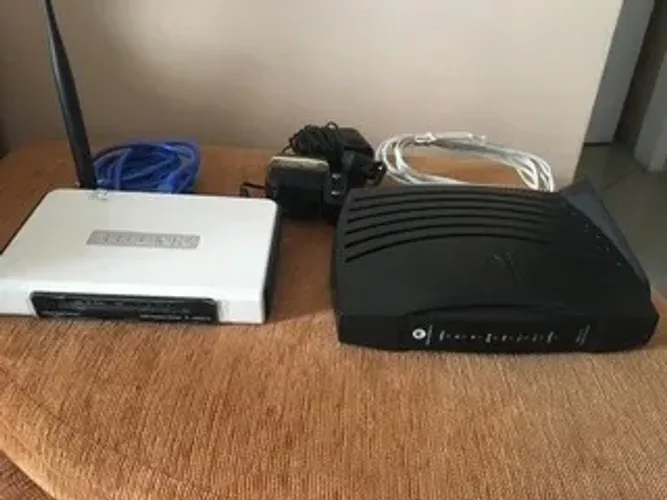 01 modem motorola e 02 TP Link roteadores
