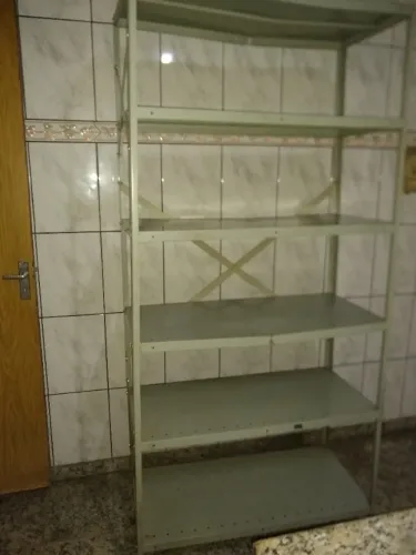 Estante industrial  de aço com seis prateleiras.