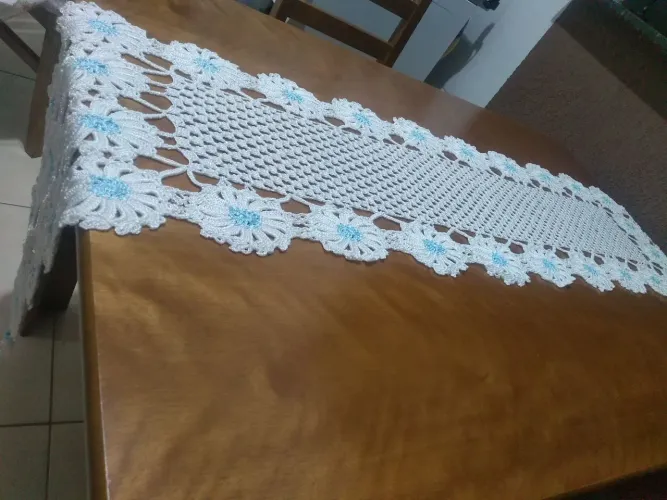 Caminho de mesa de crochê artesanal