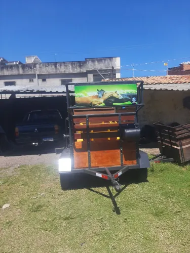 Reboque de cavalo de 2 eixos.