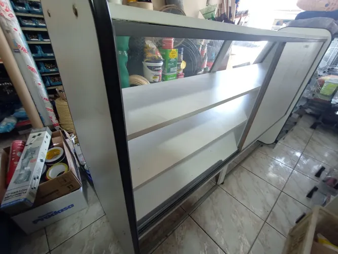 Balcão expositor de vidro/madeira 1.60m x 30cm