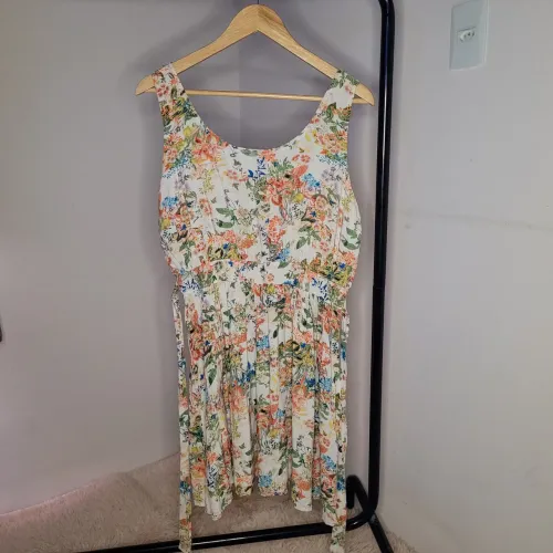 Vestido curto florido com cinto fixo - Tamanho GG