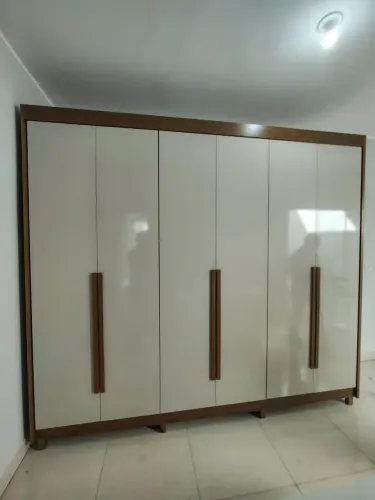 Guarda-Roupa Moderno com Design Elegante