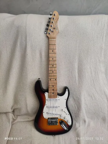 Guitarra Michael Stratocaster + Amplificador Giannin G6i