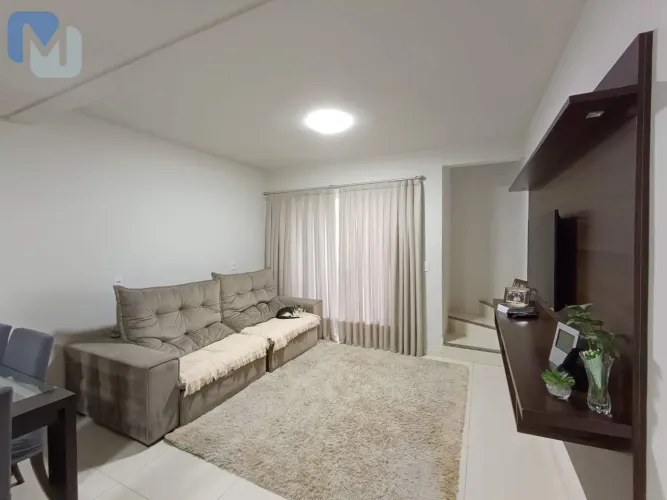 Sobrado próximo a padaria Nice, com 02 suítes e espaço de terreno os fundos.