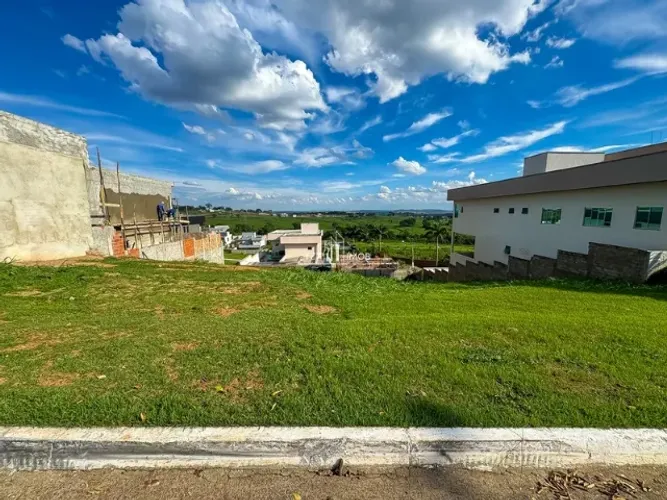 Lote em oportunidade no Condomínio Vale Verde, com 404,69 m², quitado e registrado.