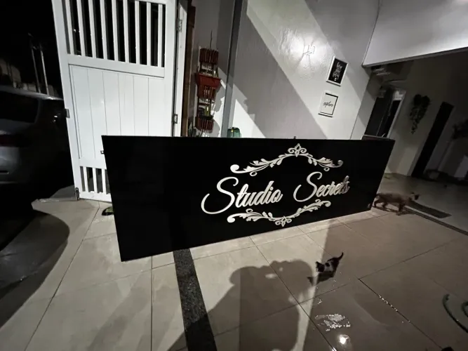 Placa em ACM Studio Secrets - Perfeito para seu negócio!