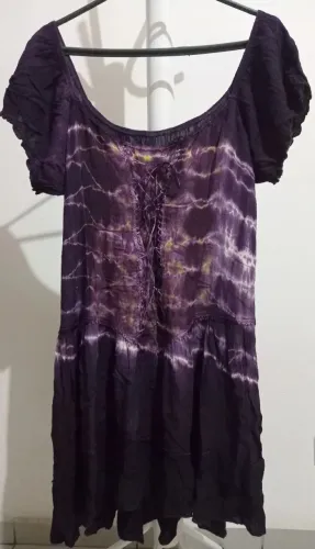 Vestido tie dye roxo com detalhe de amarração