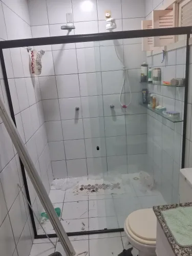Box de banheiro já instalado com prateleira de brinde 