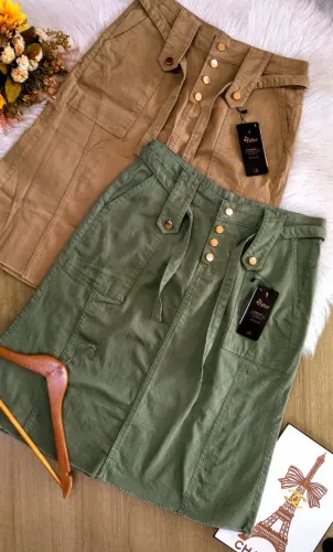 Saia midi em sarja. Verde/Bege